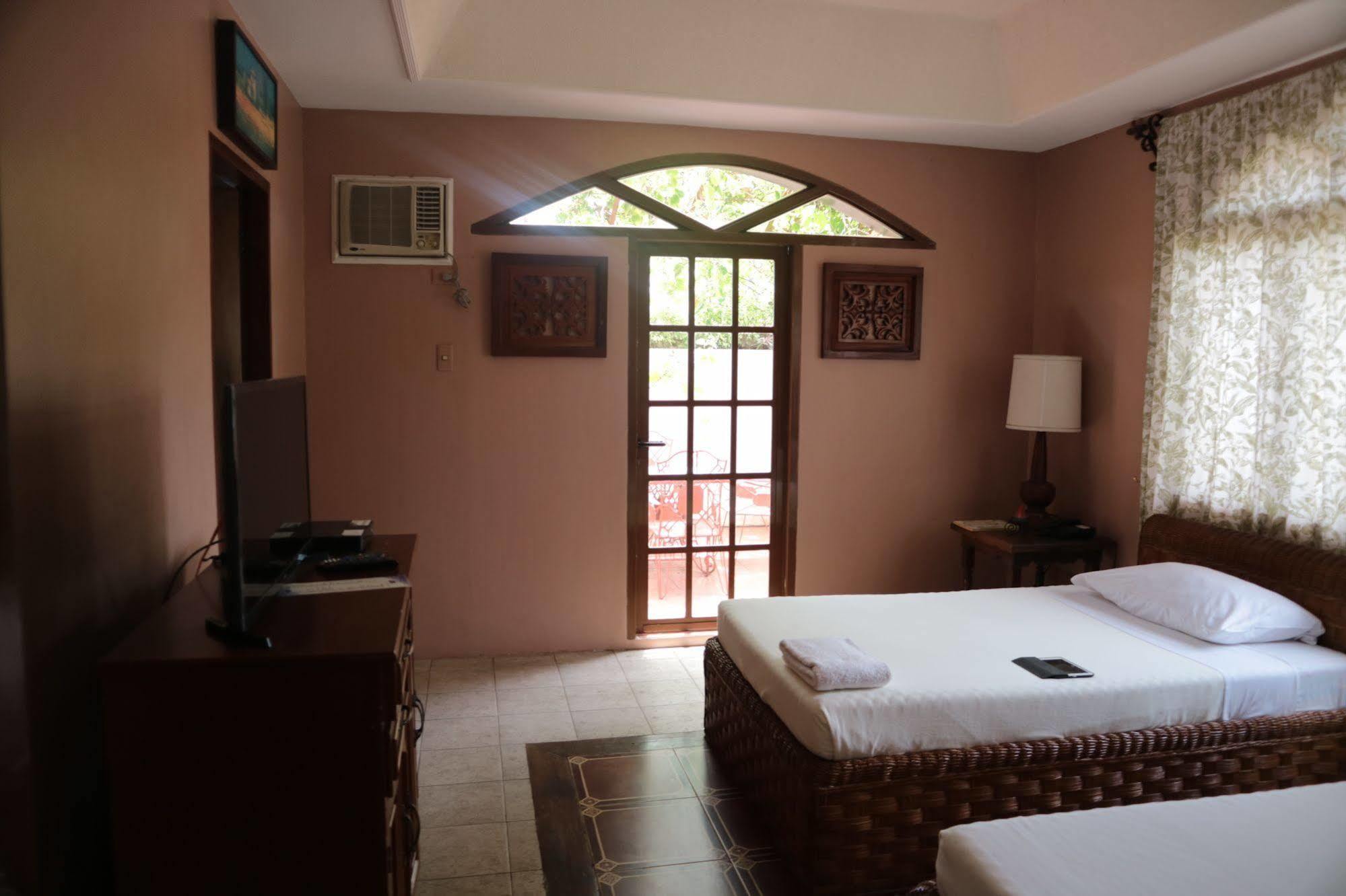 Casa La Granja Hotel Iloilo City Bagian luar foto
