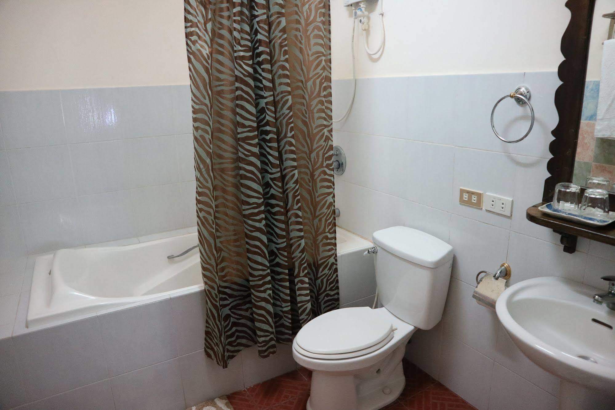 Casa La Granja Hotel Iloilo City Bagian luar foto