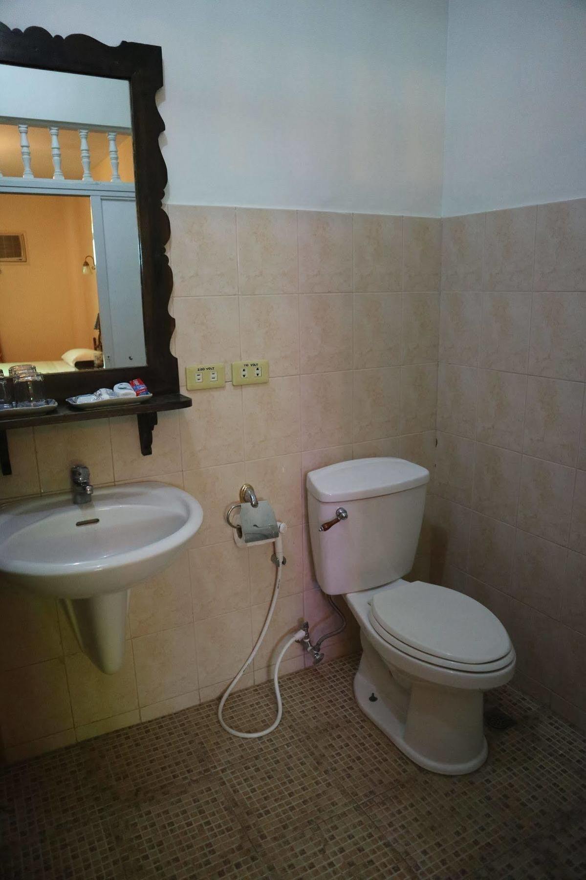 Casa La Granja Hotel Iloilo City Bagian luar foto