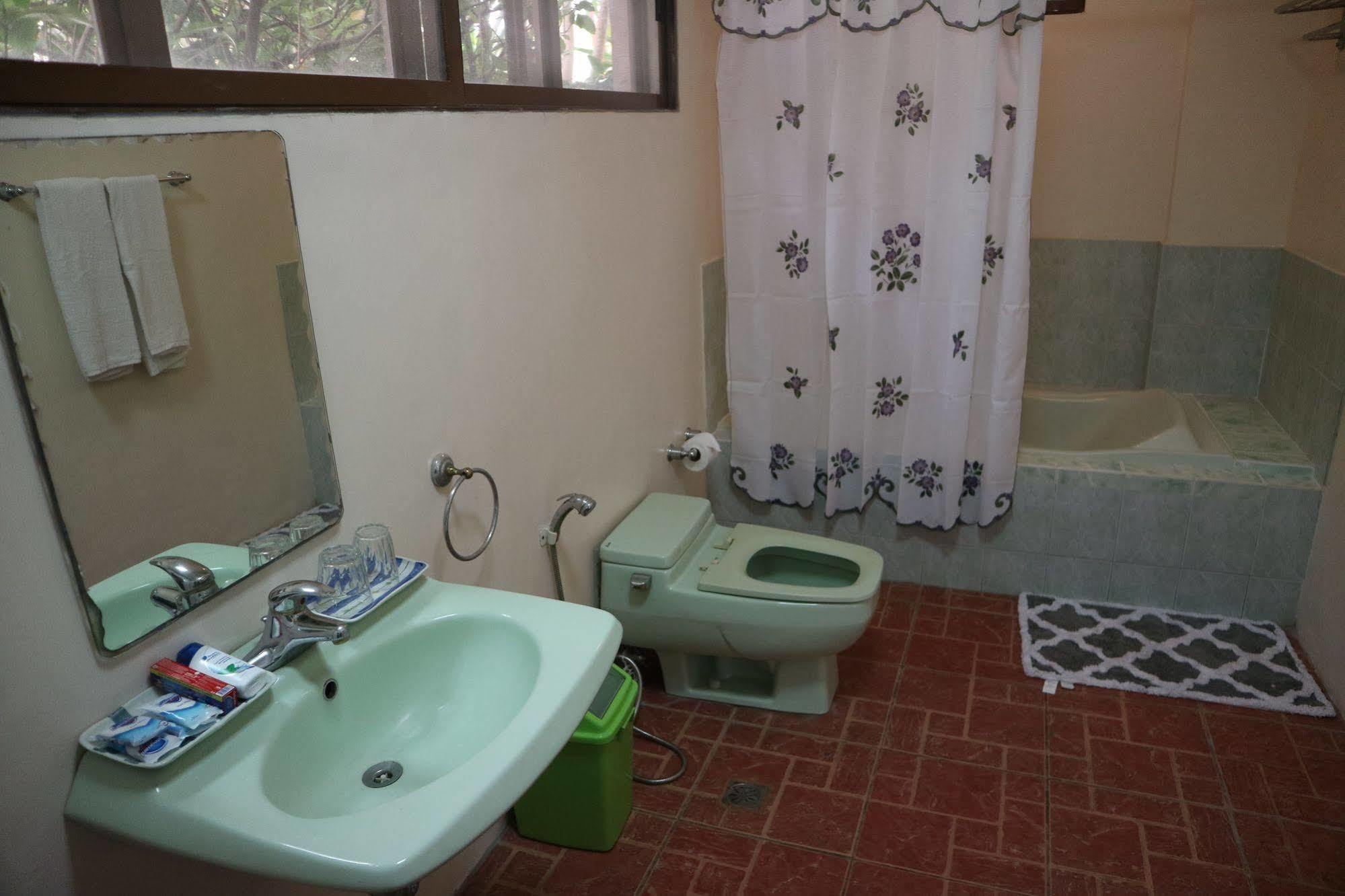 Casa La Granja Hotel Iloilo City Bagian luar foto