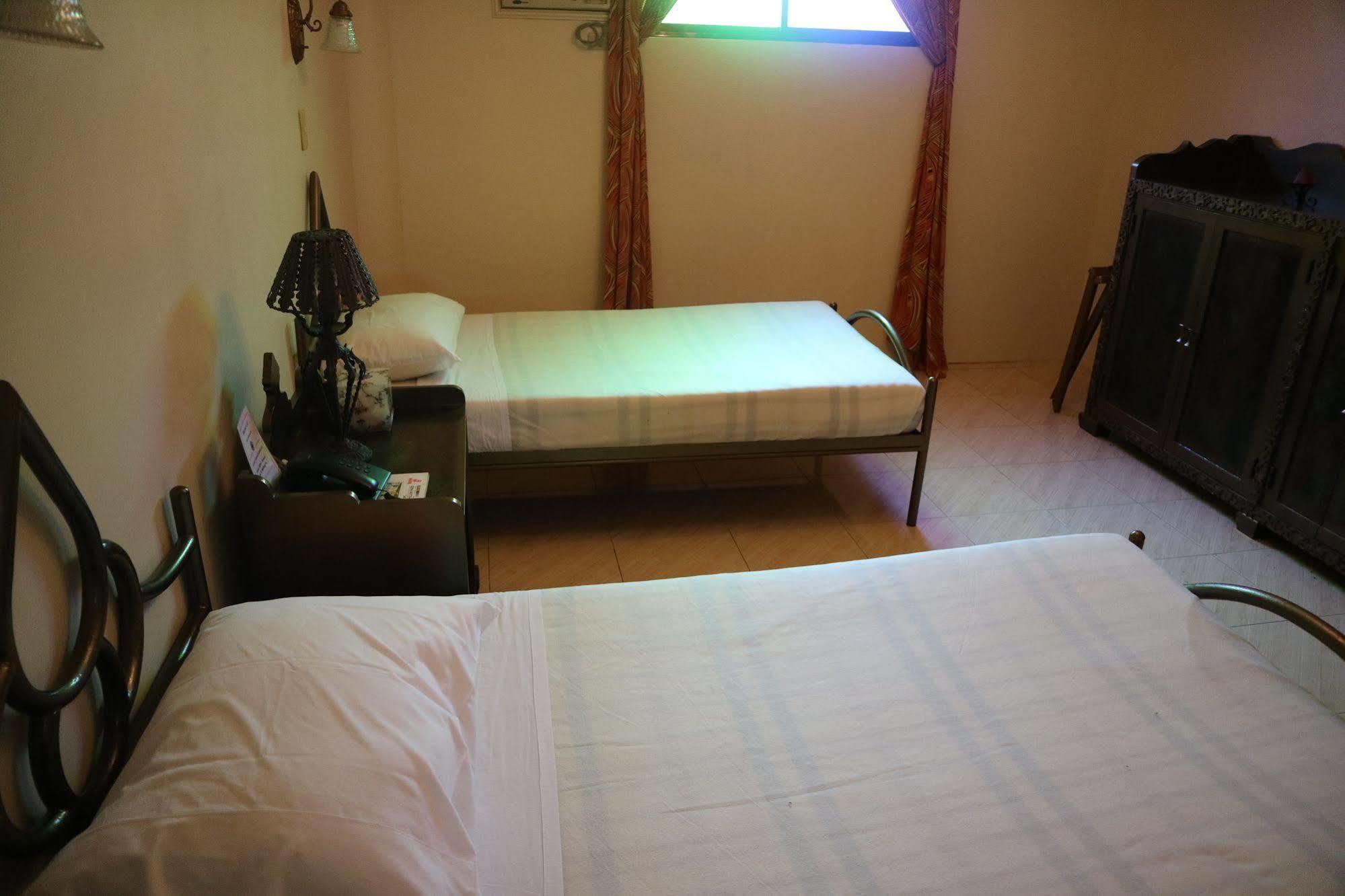 Casa La Granja Hotel Iloilo City Bagian luar foto