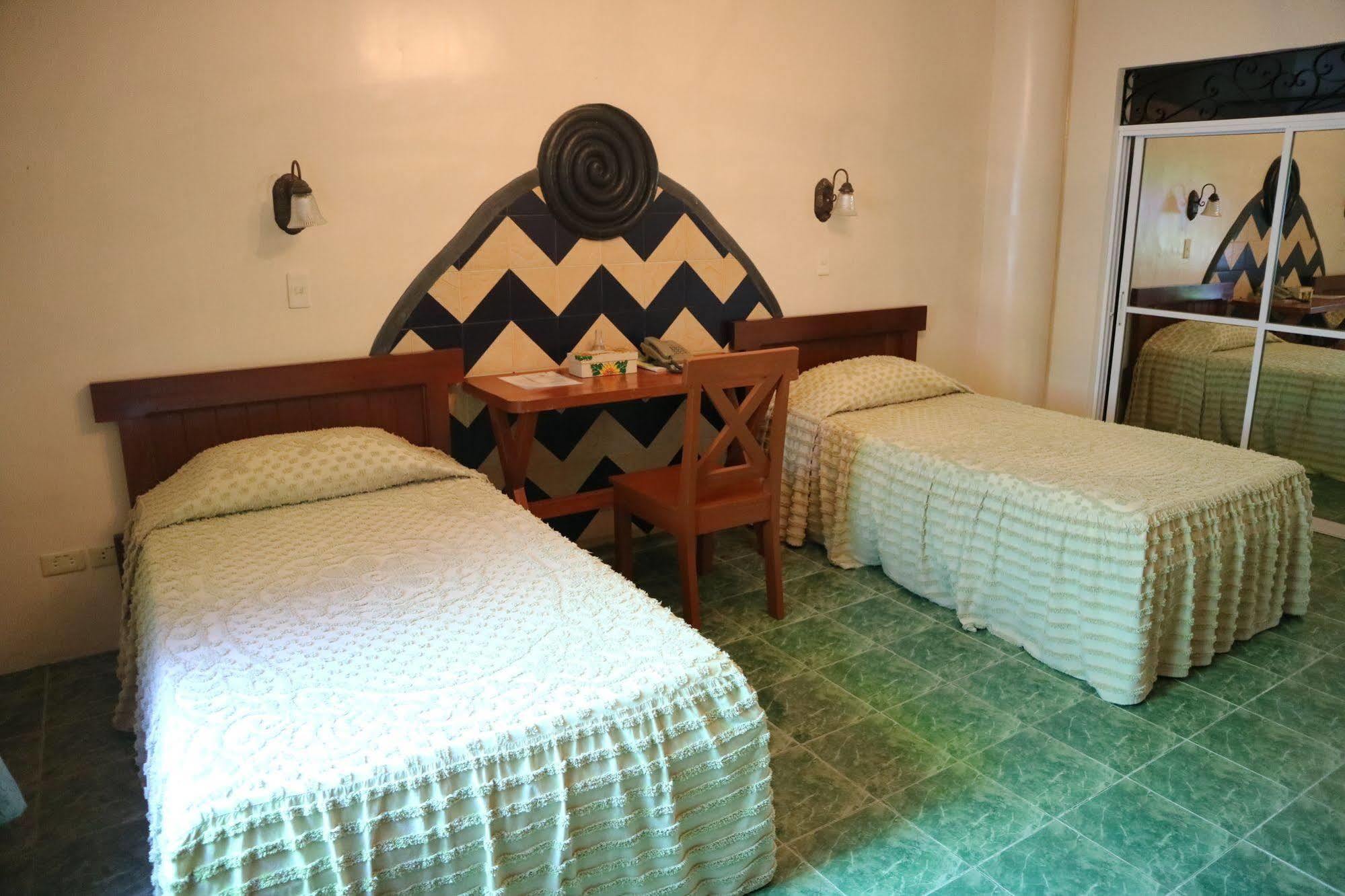 Casa La Granja Hotel Iloilo City Bagian luar foto